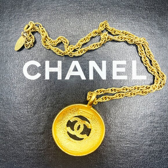 Authentic CHANEL CC Vintage 24K Gold Plated Necklace Chain Medallion Pendant - Picture 4 of 11
